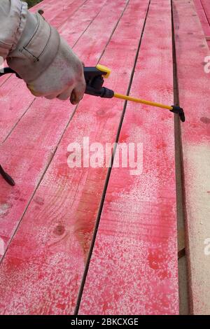 Il lavoratore dipinge i pannelli con l'aiuto di un nebulizzatore.2020 Foto Stock
