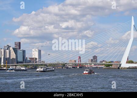 Navigazione sulla Nieuwe Waterweg a Rotterdam vicino all'Erasmusbrug. Foto Stock