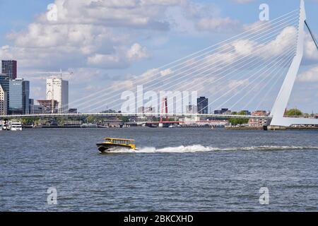 Navigazione sulla Nieuwe Waterweg a Rotterdam vicino all'Erasmusbrug. Foto Stock