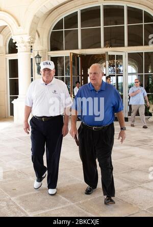 Il presidente Donald J. Trump e il commentatore radiofonico Rush Limbaugh camminano insieme venerdì 19 aprile 2019, dopo la loro partita di golf al Trump International Golf Club a West Palm Beach, la. Presidente Trump al Trump International Golf Club Foto Stock