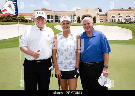 Il presidente Donald J. Trump, il golfista professionista Lexi Thompson e il commentatore radiofonico Rush Limbaugh posano per una foto venerdì 19 aprile 2019, al Trump International Golf Club a West Palm Beach, il presidente Trump al Trump International Golf Club Foto Stock