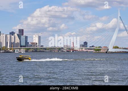 Navigazione sulla Nieuwe Waterweg a Rotterdam vicino all'Erasmusbrug. Foto Stock