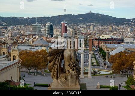 Paesaggio urbano di Barcellona dal Palazzo Nazionale di Montjuic a Plaza de Espana, comprese le quattro colonne e le torri veneziane di Barcellona Foto Stock