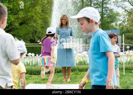 First Lady Melania Trump consegna Be Best adesivi ai bambini che partecipano all'hopscotch sul prato meridionale della Casa Bianca Lunedì, 22 aprile 2019, durante il 141° White House Easter Egg Roll. 2019 White House Easter Egg Roll Foto Stock