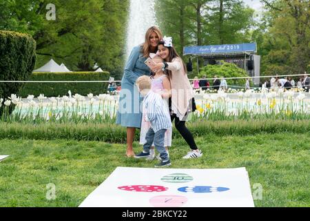 First Lady Melania Trump si pone per una foto con i bambini che partecipano a Hopscotch sul prato sud della Casa Bianca Lunedi, 22 aprile 2019, durante il 141 ° White House Easter Egg Roll. 2019 White House Easter Egg Roll Foto Stock