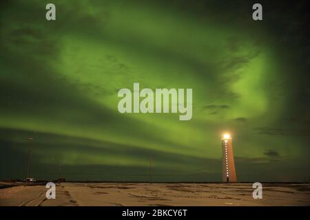 Aurora sopra il faro di Gardskagi, Keflavik Islanda Foto Stock