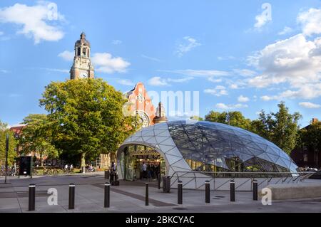 Stazione della metropolitana al Triangolo vicino alla chiesa di San Giovanni (St Johannes Kyrka), un punto di riferimento popolare a Malmö. Foto Stock