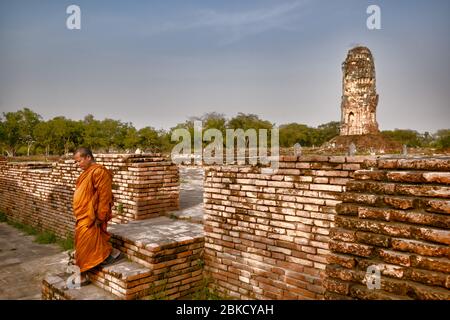 Monaco a piedi intorno al tempio antico Wat Lokkayasutharam stupa in Ayutthaya / Thailandia Foto Stock