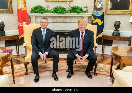 Il 3 maggio 2019, il presidente Donald J. Trump ha accolto il primo ministro slovacco Peter Pellegrini presso l'Ufficio ovale della Casa Bianca per colloqui diplomatici, rafforzando le relazioni bilaterali tra Stati Uniti e Slovacchia. Foto Stock