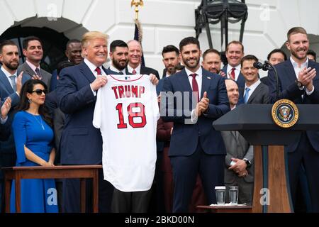 Il 9 maggio 2019, il presidente Donald Trump dà il benvenuto alla squadra di baseball dei Boston Red Sox campioni delle World Series 2018 alla Casa Bianca, celebrando la vittoria del campionato. Foto Stock