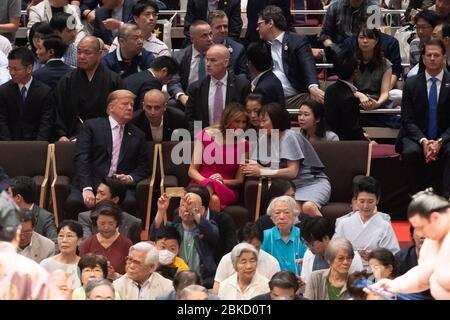 Il Presidente Donald J. Trump, la First Lady Melania Trump e la signora Akie Abe, moglie del primo Ministro del Giappone Shinzo Abe, guardano un torneo di sumo domenica 26 maggio 2019 allo stadio Ryōgoku Kokugikan di Tokyo. Il Presidente Trump e First Lady Melania partecipano al torneo di Sumo Foto Stock