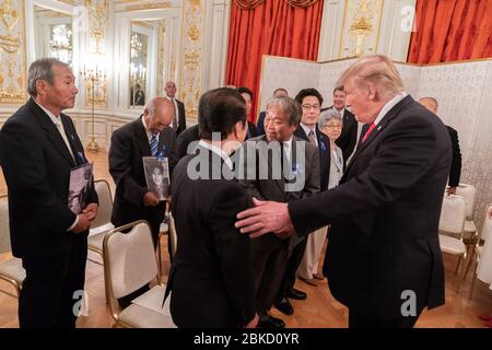 Il presidente Donald J. Trump, Unito dal primo ministro giapponese Shinzo Abe e dall'ambasciatore degli Stati Uniti in Giappone William F. Hagerty, incontra le famiglie di coloro che sono stati rapiti dalla Corea del Nord al Palazzo Akasaka lunedì 27 maggio 2019 a Tokyo. Presidente Trump al Palazzo Akasaka Foto Stock