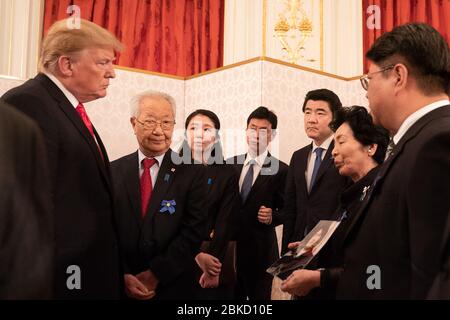 Il presidente Donald J. Trump, Unito dal primo ministro giapponese Shinzo Abe e dall'ambasciatore degli Stati Uniti in Giappone William F. Hagerty, incontra le famiglie di coloro che sono stati rapiti dalla Corea del Nord al Palazzo Akasaka lunedì 27 maggio 2019 a Tokyo. Presidente Trump al Palazzo Akasaka Foto Stock