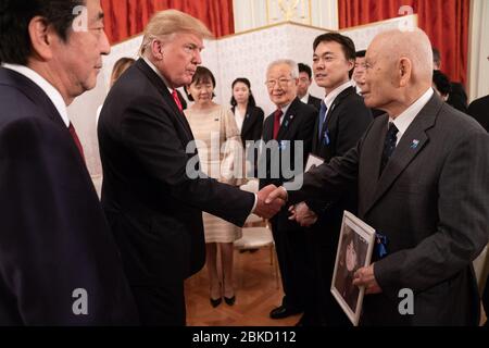 Il presidente Donald J. Trump, Unito dal primo ministro giapponese Shinzo Abe e dall'ambasciatore degli Stati Uniti in Giappone William F. Hagerty, incontra le famiglie di coloro che sono stati rapiti dalla Corea del Nord al Palazzo Akasaka lunedì 27 maggio 2019 a Tokyo. Presidente Trump al Palazzo Akasaka Foto Stock