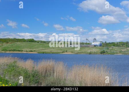 RSPB St aidan's Country Park a Swillington, Leeds. La casa di 'Oddball', un dragline che si è conservato a piedi che è stato utilizzato per rimuovere il sovraccarico di attività minerarie Foto Stock