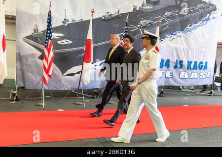 Il presidente Donald J. Trump, Unito al primo ministro giapponese Shinzo Abe, arriva a bordo della JS Kaga martedì 28 maggio 2019 a Yokosuka, Giappone. Presidente Trump a bordo della USS WASP Foto Stock