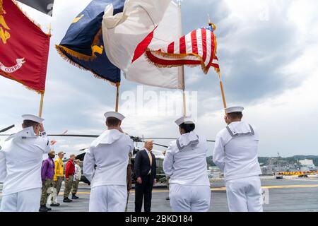 Il presidente Donald J. Trump è accolto a bordo della USS Wasp martedì 28 maggio 2019, a Yokosuka, Giappone. Presidente Trump a bordo della USS WASP Foto Stock