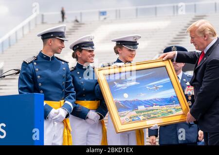 Il 30 maggio 2019, il presidente Donald J. Trump ha partecipato alla cerimonia di laurea della U.S. Air Force Academy al Falcon Stadium di Colorado Springs, Colorado, dove gli è stato presentato un dipinto dei cadetti dell'aeronautica statunitense. Foto Stock