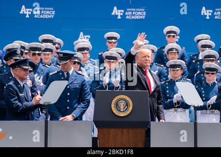 Il presidente Donald J. Trump conclude le sue osservazioni alla cerimonia di laurea dell'Accademia dell'aeronautica statunitense del 2019 Giovedì 30 maggio 2019, presso lo stadio dell'Accademia dell'aeronautica statunitense Falcon a Colorado Springs, Cool. La cerimonia di laurea dell'Accademia dell'aeronautica statunitense Foto Stock