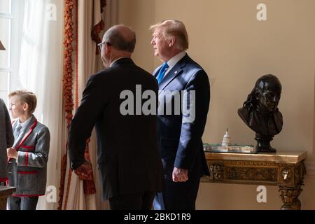 Il Presidente Donald J. Trump e l'Ambasciatore degli Stati Uniti in Gran Bretagna, Woody Johnson, guardano lunedì 3 giugno 2019 da una finestra a Winfield House, la residenza ufficiale dell'Ambasciatore degli Stati Uniti, come parte Marine One. Presidente Trump alla Winfield House Foto Stock