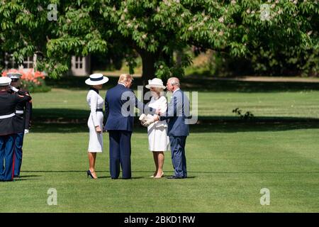 Il Presidente Trump e la First Lady Melania Trump sono accolti dal Principe di Galles e dalla Duchessa di Cornovaglia all'arrivo a Buckingham Palace a Londra il 3 giugno 2019, durante la loro visita nel Regno Unito. Foto Stock