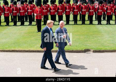 Il presidente Donald J. Trump, Unito al principe Charles, ispeziona la Guardia d'onore durante una cerimonia di benvenuto a Buckingham Palace lunedì 3 giugno 2019 a Londra. Il viaggio del presidente Trump e di First Lady Melania Trump nel Regno Unito Foto Stock