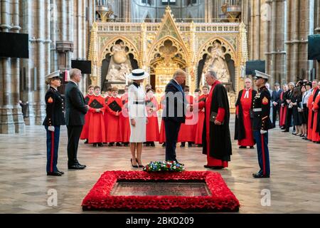 Il presidente Donald J. Trump, Unito alla First Lady Melania Trump, scrolla le mani con il Decano di Westminster, il reverendo Dr. John Hall, durante una cerimonia di posa della corona alla Tomba del guerriero sconosciuto lunedì 3 giugno 2019, presso l'abbazia di Westminster a Londra. Il viaggio del presidente Trump e di First Lady Melania Trump nel Regno Unito Foto Stock