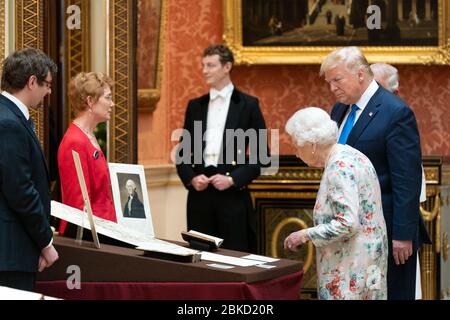 Il presidente Donald J. Trump ha Unito la regina Elizabeth tours la collezione reale di articoli americani nella galleria fotografica a Buckingham Palace Lunedi, 3 giugno 2019 a Londra. Il viaggio del presidente Trump e di First Lady Melania Trump nel Regno Unito Foto Stock