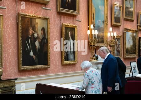 Il presidente Donald J. Trump ha Unito la regina Elizabeth tours la collezione reale di articoli americani nella galleria fotografica a Buckingham Palace Lunedi, 3 giugno 2019 a Londra. Il viaggio del presidente Trump e di First Lady Melania Trump nel Regno Unito Foto Stock