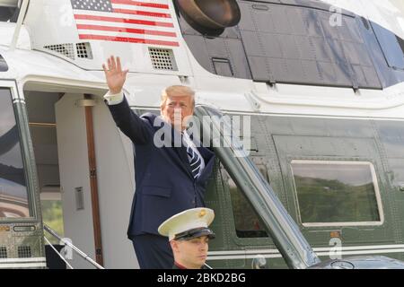 Il presidente Donald J. Trump parte da Winfield House martedì 4 giugno 2019, in viaggio verso Porstmouth per la cerimonia di commemorazione in onore del 75° anniversario del D-Day. Il viaggio del presidente Trump e di First Lady Melania Trump nel Regno Unito Foto Stock