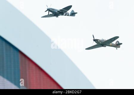 Il Supermarine Spitfire e un Hawker Hurricane volare in testa durante un D-Day National Commemorative Event Mercoledì, 5 giugno 2019, al Southsea Common a Portsmouth, Inghilterra. Il presidente Trump partecipa a un evento commemorativo nazionale del D-Day Foto Stock