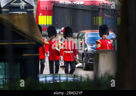 Grenadier Guards entrare Downing Street attraverso l'ingresso posteriore prima di un concerto per celebrare il 75 ° anniversario del VE Day, Londra, Regno Unito Foto Stock