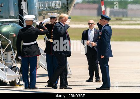 Il presidente Donald J. Trump ritorna un saluto mentre disinserisce Marine One presso la Joint base Andrews, Md. Martedì 11 giugno 2019, per salire a bordo dell'Air Force One per il suo viaggio in Iowa. Presidente Trump in Iowa Foto Stock