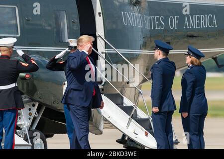 Il presidente Donald J. Trump torna a salutare quando arriva martedì 18 giugno 2019 alla Joint base Andrews, Maryland, mentre si prepara a salire a bordo dell'Air Force One per il suo volo a Orlando, Florida. Presidente Trump in rotta per Orlando, Florida Foto Stock