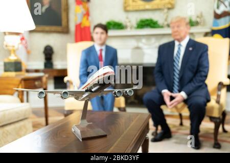 Un modello della nuova Air Force One è in mostra come il presidente Donald J. Trump incontra il primo ministro canadese Justin Trudeau Giovedì, 20 giugno 2019, presso l'Ufficio ovale della Casa Bianca. Il Presidente Trump incontra il primo Ministro del Canada Foto Stock