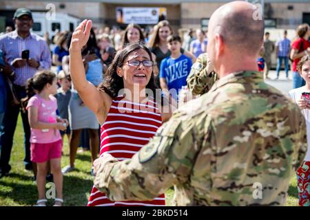 Claudia saluta suo marito, il col. Gary Symon, comandante del 71esimo soccorso Squadron (RQS), durante una ridistribuzione, 6 ottobre 2017, presso la base aeronautica di Moody, G. Airmen del 71st RQS ha sostenuto le operazioni dispiegate fornendo al personale di spedizione le forze di recupero su chiamata se avessero bisogno di essere salvato. (STATI UNITI Foto Air Force di Airman i Classe Daniel Snider) 171006-F-EJ242-2065 Foto Stock