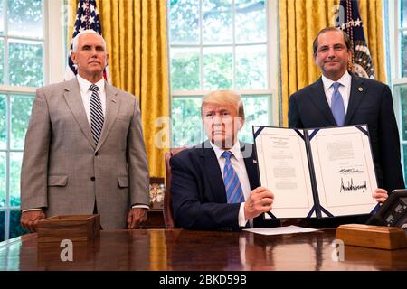 Al Presidente Donald J. Trump si unisce il Vice Presidente Mike Pence e il Segretario dei servizi sanitari e umani Alex Azar, che mostra la sua firma H.R. 3401, l'Emergency Supplemental Appliations for Humanitarian Assistance and Security at the Southern Border Act del 2019 firmato lunedì 1 luglio 2019, Presso l'Ufficio ovale della Casa Bianca. Il presidente Trump firma il S.R. 3401 Foto Stock