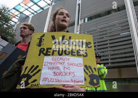 Londra, Regno Unito. 4 Novembre 2015. Gli studenti si riuniscono fuori dall'ufficio domestico durante una dimostrazione nazionale per un'istruzione gratuita. La manifestazione è stata organizzata dalla Campagna Nazionale contro le tasse e i tagli (NCAFC) per protestare contro le tasse di iscrizione e i piani del governo di asmettere le sovvenzioni di mantenimento a partire dal 2016. Credit: Mark Kerrison/Alamy Live News Foto Stock