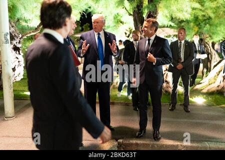 Il Presidente Donald J. Trump si unisce ai leader del G7 il primo Ministro italiano Giuseppe Conte; il primo Ministro britannico Boris Johnson e il Presidente del G7 ospitano il Presidente francese Emmanuel Macron in conversazione durante la cena sabato sera 24 agosto 2019, al Faro di Biarritz, Francia. N. G7Biarritz Foto Stock