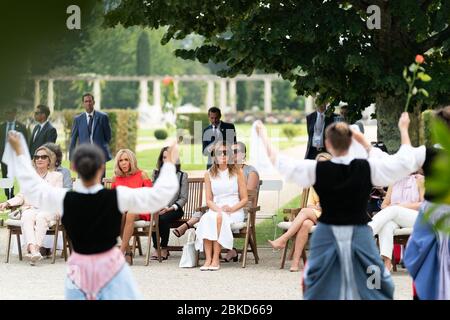 First Lady Melania Trump guarda una performance culturale basca con i coniugi dei leader del G7 Domenica, 25 agosto 2019, a Villa Arnaga a Cambo-les-Bains, Francia. N. G7Biarritz Foto Stock