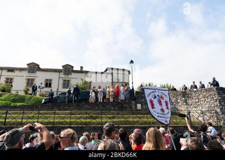 First Lady Melania Trump, unita ai coniugi dei leader del G7, arriva ai tribunali baschi Pelote per assistere a una dimostrazione dello sport Domenica, 25 agosto 2019, a Espelette, Francia. N. G7Biarritz Foto Stock