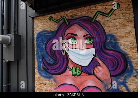 Portland, Stati Uniti. 3 maggio 2020. L'arte di strada a tema coronavirus, raffigurata su un'attività a bordo a Portland, Ore., il 3 maggio 2020. (Foto di Alex Milan Tracy/Sipa USA) Credit: Sipa USA/Alamy Live News Foto Stock