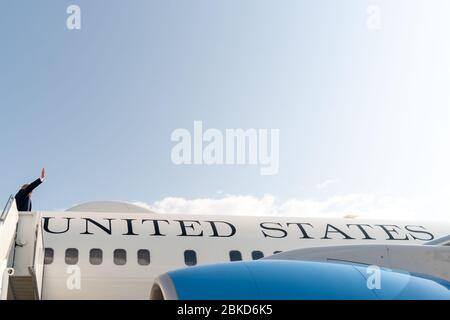 Il presidente Donald J. Trump e la First Lady Melania Trump lasciano Biarritz, in Francia, il 26 agosto 2019, a seguito della conclusione del vertice del G7. Foto Stock