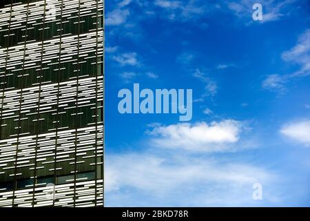 Edificio con grattacieli nel centro affari EDA. Nova Gorica Slovenia, Europa, UE. Nuvole cielo blu sfondo, copyspace. Foto Stock