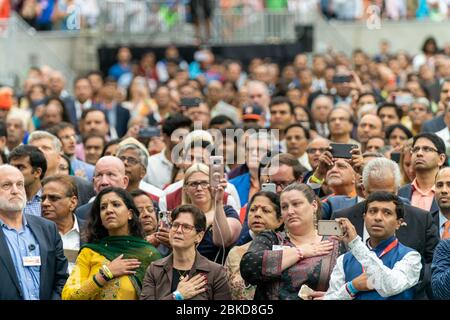 I membri del pubblico si pongono le mani sopra il cuore mentre gli Antermi nazionali degli Stati Uniti e dell'India si giocano Domenica, 22 settembre 2019, ad un rally in onore del primo Ministro Narendra modi al NRG Stadium di Houston, Texas. Howdy, modi! Foto Stock