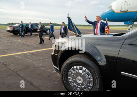 Il presidente Donald J. Trump fa ondate e riconosce i sostenitori quando arriva domenica 22 settembre 2019, all'aeroporto Allen di Lima, Ohio. Presidente Trump in Ohio Foto Stock