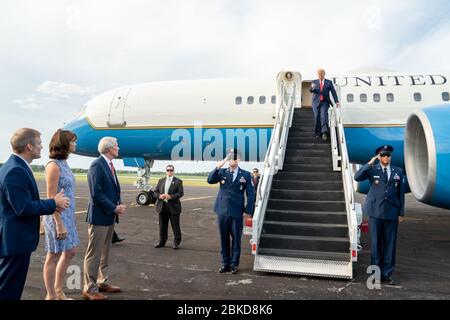 Il presidente Donald J. Trump è accolto dal senatore Rob Portman, R-Ohio; Jane Portman; il rappresentante Jim Jordan, R-Ohio, e Polly Jordan, al suo arrivo Domenica, 22 settembre 2019, all'aeroporto Allen di Lima, Ohio. Presidente Trump in Ohio Foto Stock