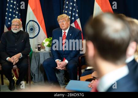 Il presidente Donald J. Trump e il primo ministro indiano Narendra modi, Uniti dai membri delle loro delegazioni, partecipano a un incontro bilaterale martedì 24 settembre 2019 presso la sede centrale delle Nazioni Unite a New York. N. UNGA Foto Stock