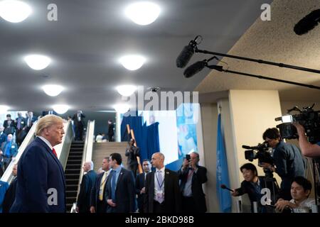 Il presidente Donald J. Trump smette di parlare con i giornalisti martedì 24 settembre 2019, mentre lascia la sede delle Nazioni Unite a New York. N. UNGA Foto Stock