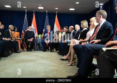 Il presidente Donald J. Trump e il primo ministro indiano Narendra modi, Uniti dai membri delle loro delegazioni, partecipano a un incontro bilaterale martedì 24 settembre 2019 presso la sede centrale delle Nazioni Unite a New York. N. UNGA Foto Stock